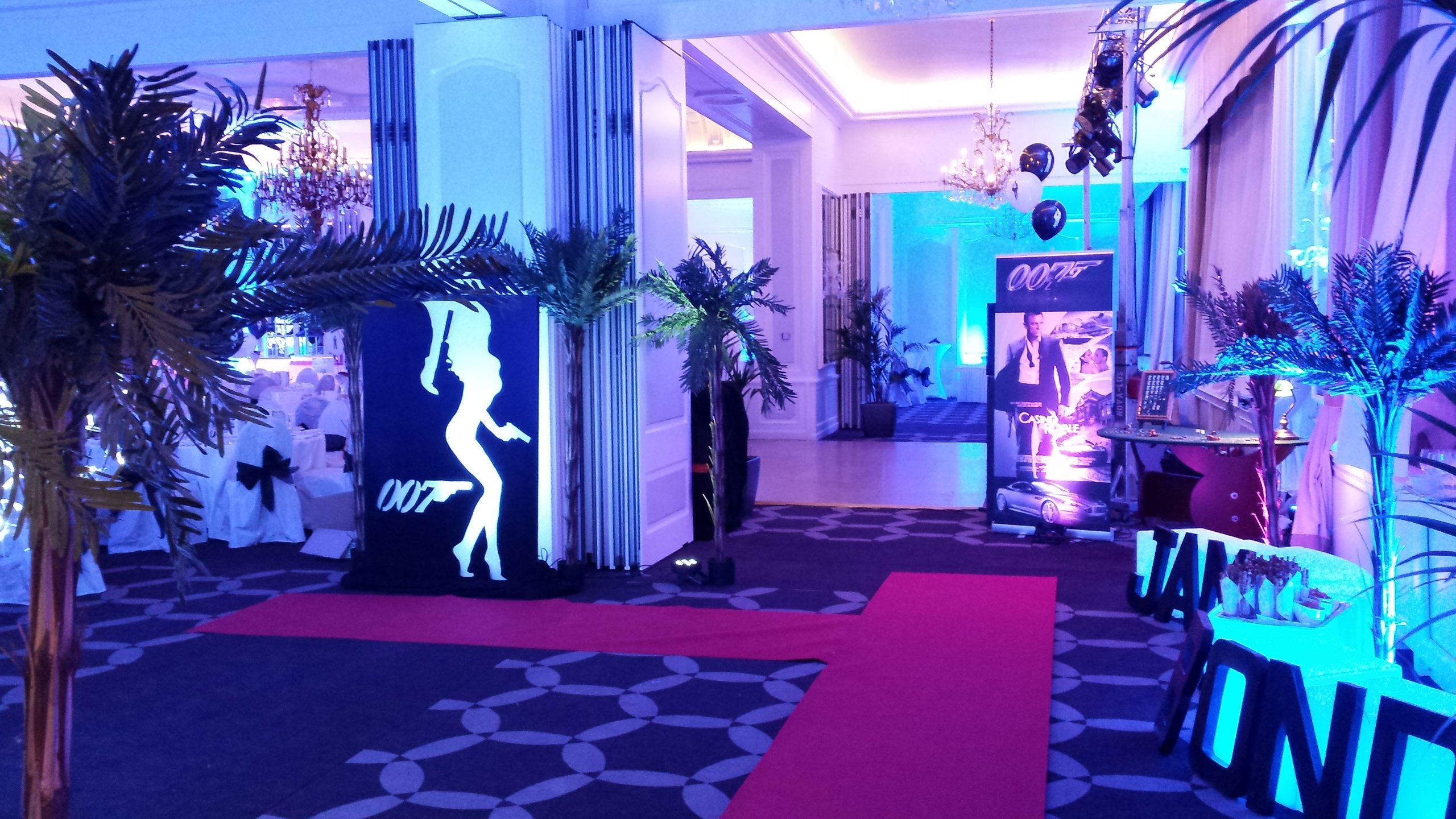décoration james bond tapis rouge avec des décorations James Bond