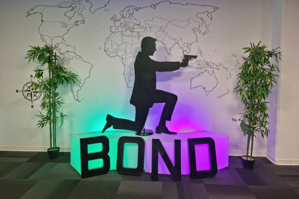 décoration james bond qui contient : des banc lumineux (bleu et rose), des lettres géantes avec écrit 