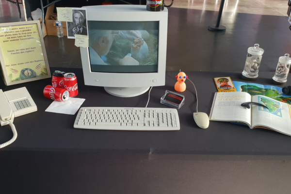 décoration de films Jurassic Park (ordinateur, canettes, téléphone filaire, livres, prototype de dinosaure dans un bocal)