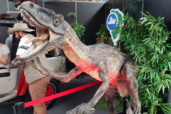 une réplique d'un dinosaure, grandeur nature