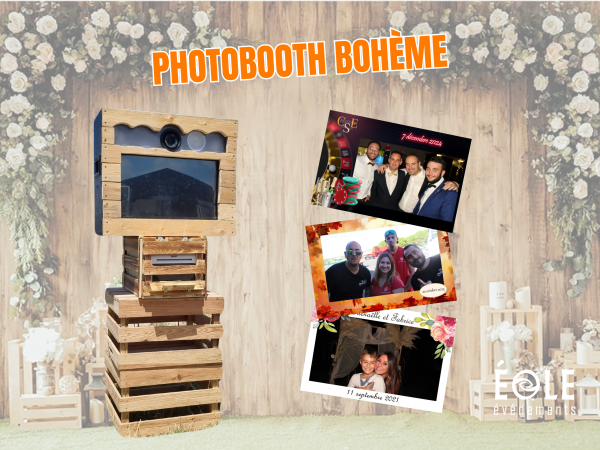une borne photo en bois avec des photos sur le côté