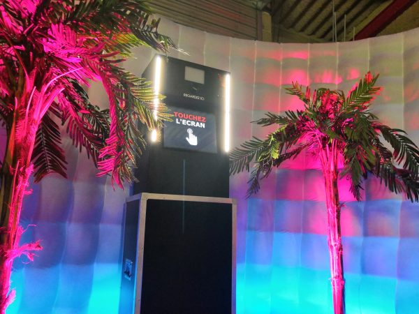 photobooth noir sur fond igloo avec lumière rose et bleu . Et des plantes sur les côtés