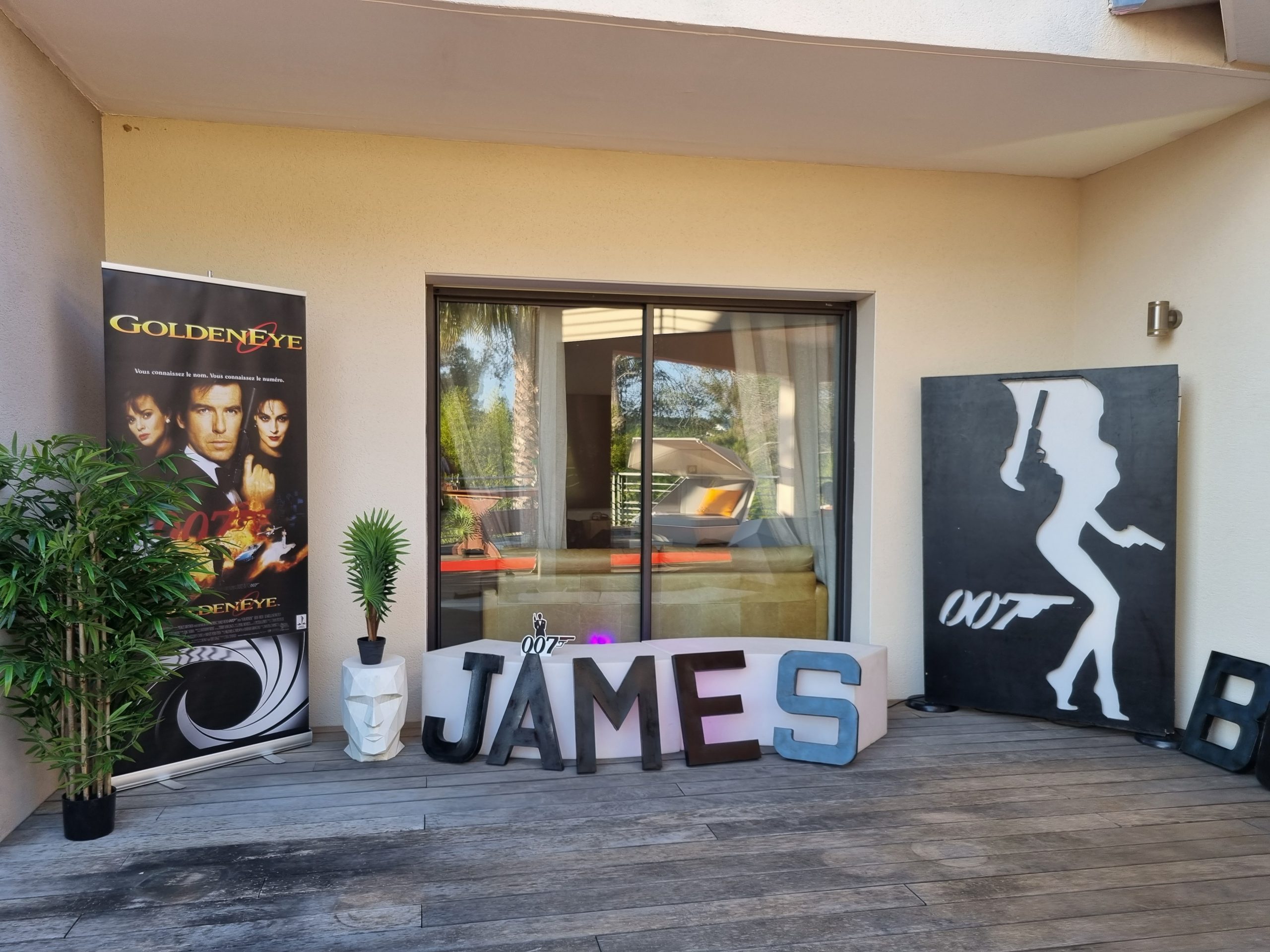 Décoration sur le thème James Bond avec une affiche de film (Goldeye), des lettres géantes écrivant 