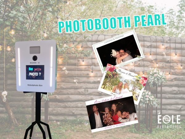 Un montage d'une borne photo nommée "Pearl" dans un fond style "champêtre". Avec sur le côté des photos réalisées avec nos cadres personnalisés.