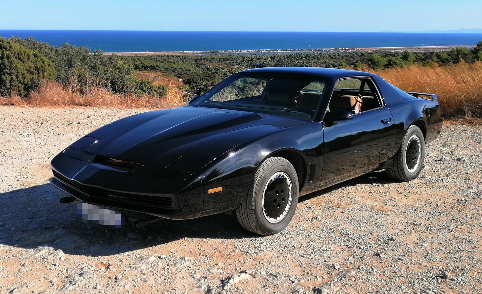 voiture noire k2000 avec vue sur la mer en fond