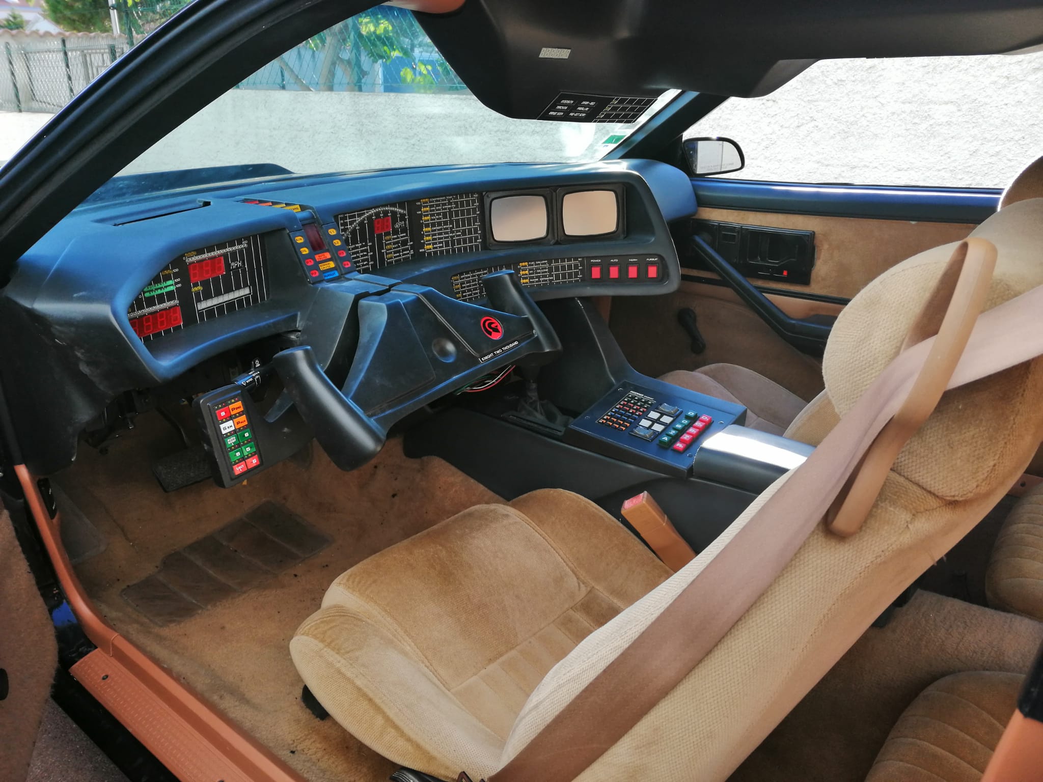 Intérieur voiture noire k2000 avec plusieurs boutons